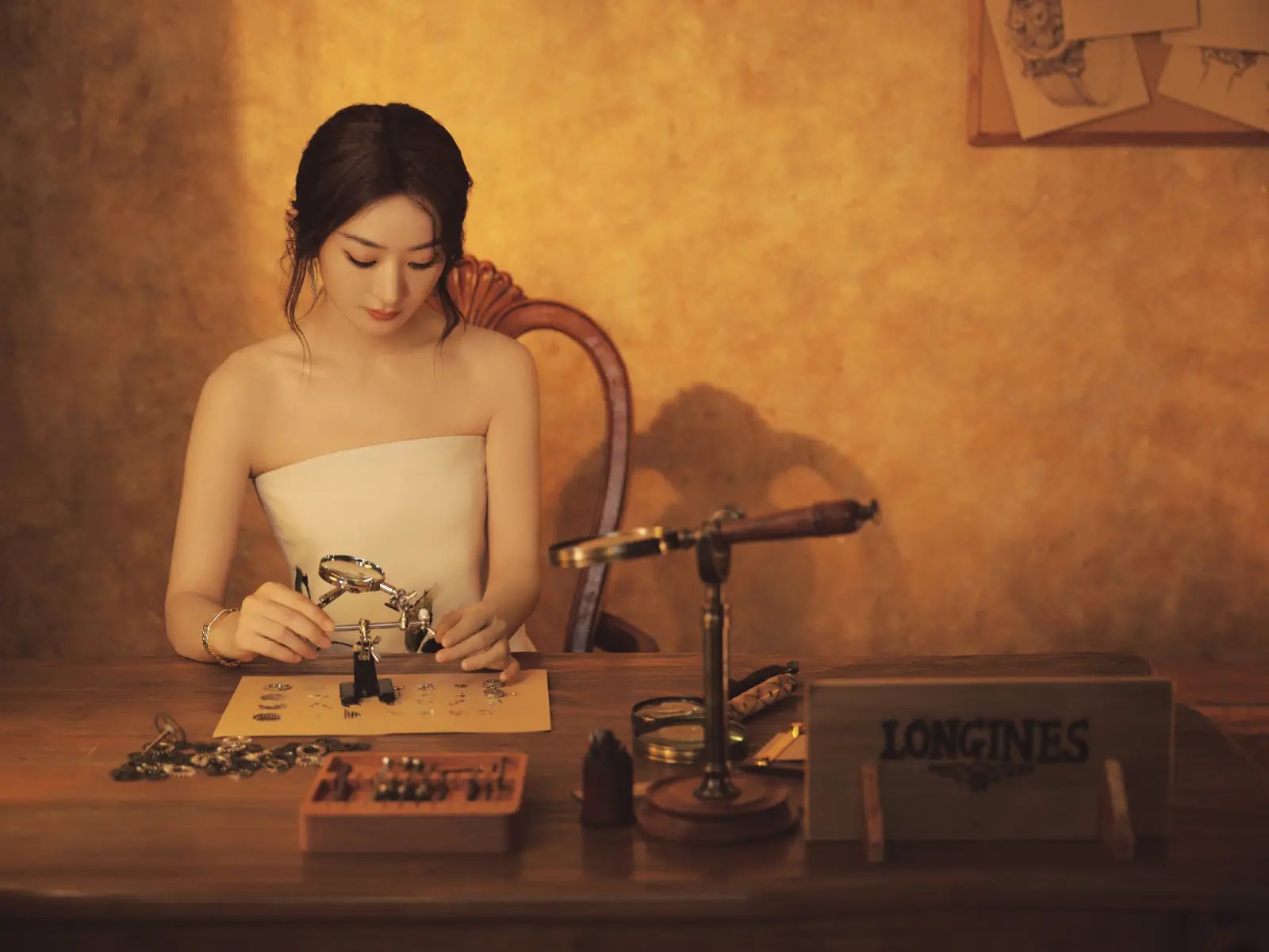 曾毅算塌房了?戴性暗示手表,脚踹女员工,凤凰传奇还能维持吗?