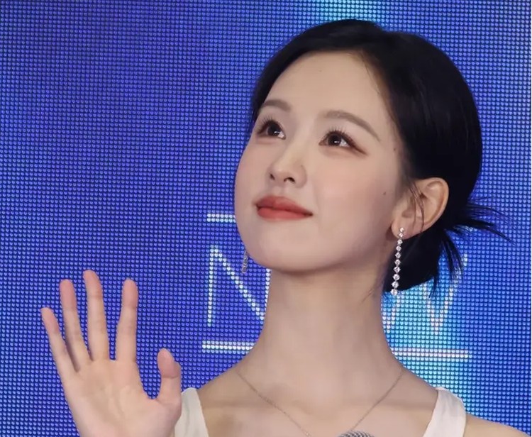 周笔畅龚琳娜助阵《打歌2025》 喻言西装配眼镜造型超A