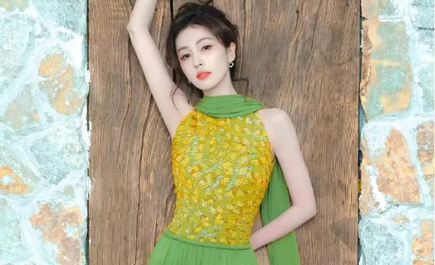 《捕风追影》蝉联票房日冠 张子枫竟然这么能打?