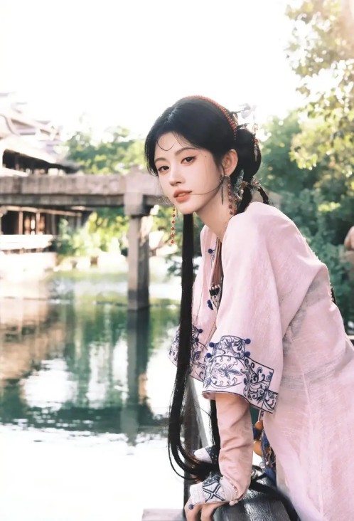 《灼灼韶华》褚韶华逆袭,二妞旧事曝光轻生,才知闻知秋真面目