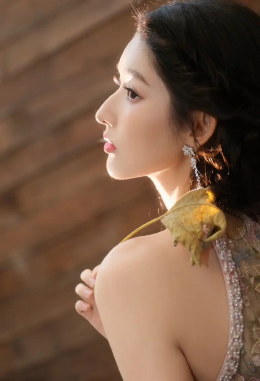 叶珂称中国人不过洋节直播却卖圣诞树！网友炮轰她虚伪