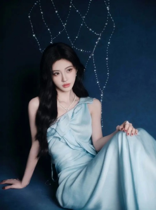 TVB花旦陈自瑶穿胸口开衩黑裙！魔鬼身材性感火辣