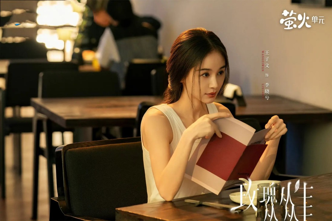 大衣哥女儿婚后回娘家拜年，新女婿带来两大车礼品，大衣嫂亲自迎接，女婿主动给邻居发喜糖