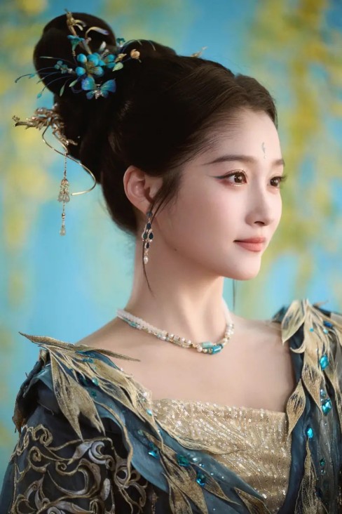 53岁董卿回老家拜年！淡妆出镜温婉气质出众，瘦了后美出新高度