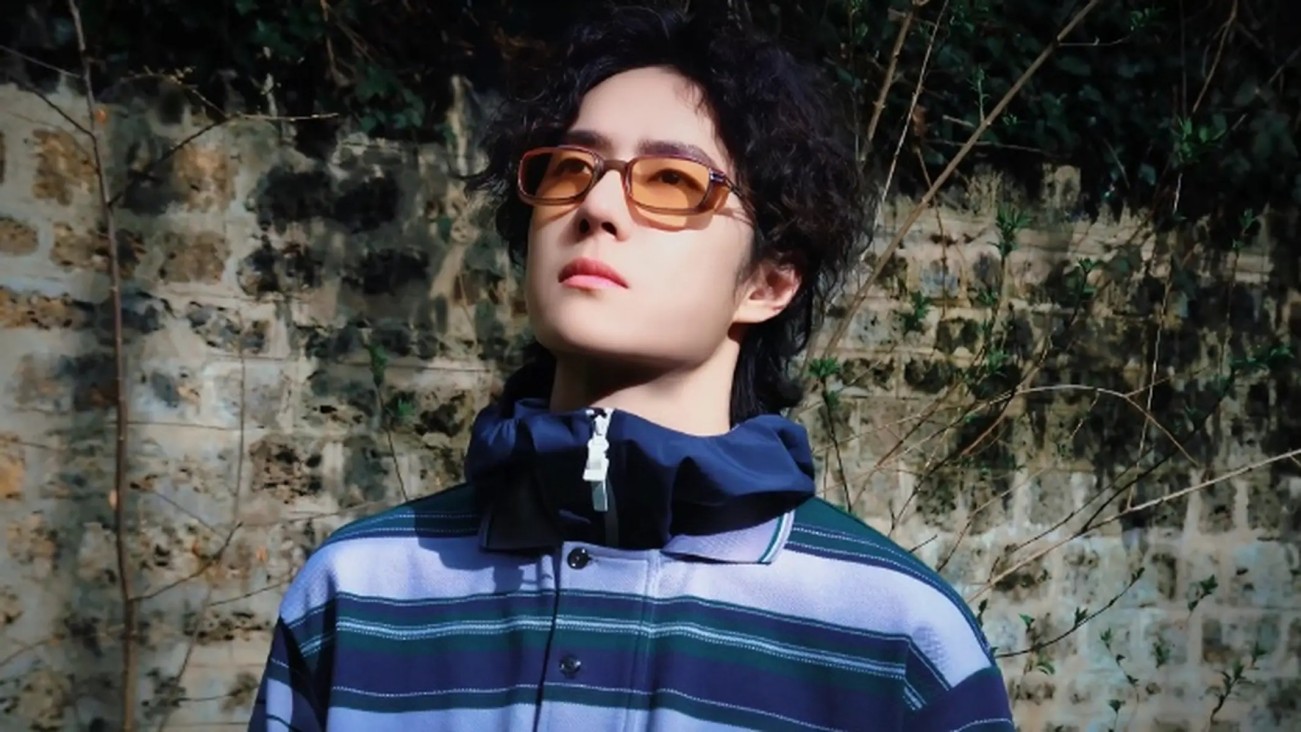 成龙同框儿子大秀父子情，吴绮莉拗女强人人设，生娃27年仍无名分