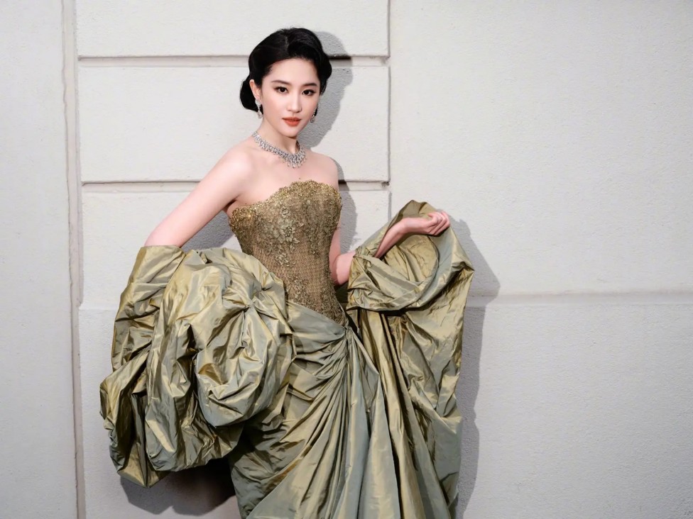 香港男星被偶遇神情呆滞，每日工作12小时，曾被前妻爆料患癌