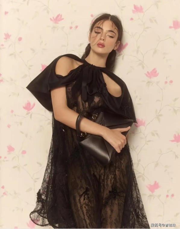 李小萌的“水蜜桃”身材藏不住，穿印花吊带连衣裙，凹凸感太出众
